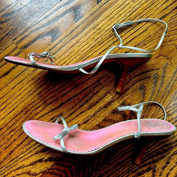 Lilly Pulitzer Parigi silver bow, ankle strap wood heel sandal size 7 1/2 - Picture 3 of 5